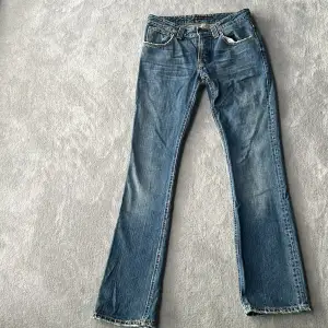 Ett par bootcut jeans från varumärket Nudie. Jeansen är i fint skick 8/10 inga defekter🔥 modell: bootcut ola. Passar både tjejer och killar.  Nypris ca 2000, säljer för endast 400. Postar inom några dagar, hör av dig vid frågor!