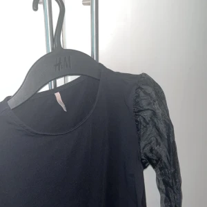 Långarmad med genomskinliga armar - Köpt på kids only, är i storlek 146-152 💓. Passar fint till allt. Använt cirka 4-5 gånger . Inga defekter. Säljer då den blivit liten. Säljer för 80kr+frakt ! 🚚