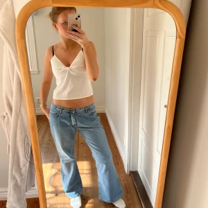 Lågmidjade jeans - Midjemått(rätt över): 41 Innerbenslängd: 71 Modellen är: 168  Skriv om ni har några frågor💗//Perfectjeans