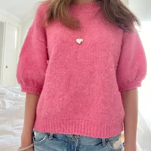 Rosa stickad tröja från Zara i storlek M men skulle säga att den är mer som en S, super fin till sommaren