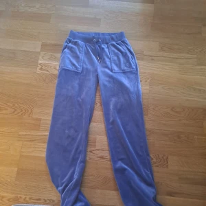 Juicy couture byxor 💙 - Så fina juicy couture byxor i storklek xs.  Endast använda fåtal gånger Ordinarie pris 1200kr. Pris går att diskuteras 💙