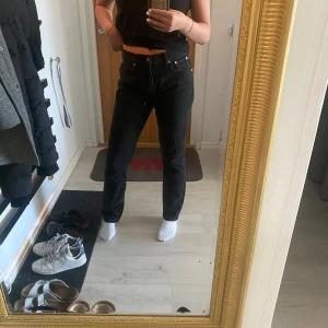 Svarta jeans  - Jättefina svarta jeans, jag är 169 cm💕