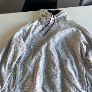 Halterneck - Grå halterneck