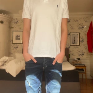 POLO RALPH LAUREN PIKÉ SLIM FIT - Tjena! Säljer nu denna tvärfeta polo Ralph lauren piken då den är för stor för mig. Den är i bra skick, sparsamt använd och inte en skråma. Modellen är slimfit och den är i en riktigt clean vit färg. Den är storlek L men kan även passa M. Hör av er!
