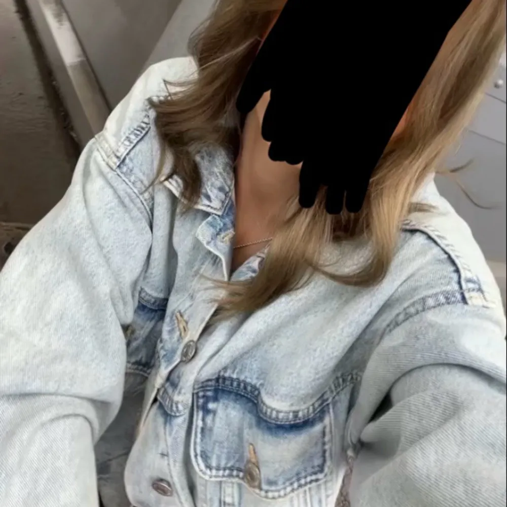 Säljer denna jättesnygga jeansjackan🤩 tror den är från hm🎀 . Jackor.