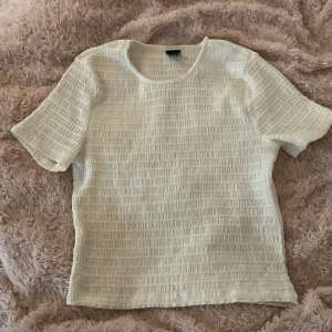 Räfflad t-shirt - Fin räfflad t-shirt från vero moda, använd få gånger o i jättebra skick. Passar S-M beroende på hur man vill att den ska sitta. Perfekt till sommaren! ☀️ 