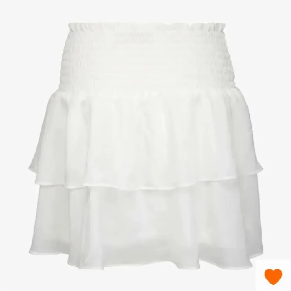 Säljer den här kjolen i bra skick! Så fin till sommaren💞(den är vit och svart prickig, se andra bilden) . Kjolar.