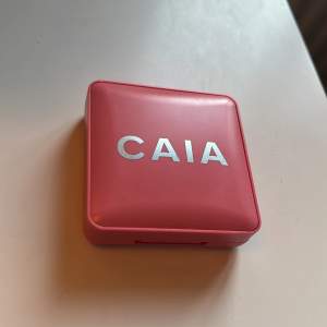 Caia blush i färgen troublegum, endast testad