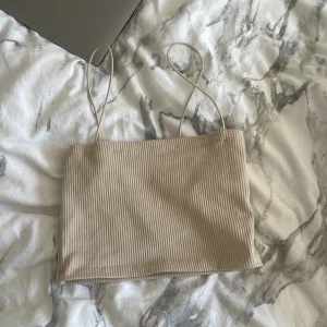 Topp - Topp från pull&bear, endast testad och inga defekter alls💓 storlek S