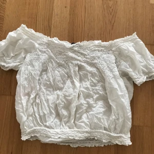 Söt cottage tröja - Säljer denna söta tröjan😍 Meddela vid intresse eller om du har några frågor <3 du kan även trycka på köp direkt om du vill det 💘 Storlek: xs/s