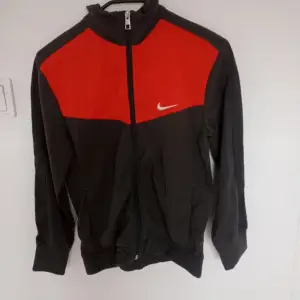 Säljer denna Nike hoodie som tyvärr är för liten för mig🥲 storlek M💞 priset kan diskuteras vid snabb affär 💞