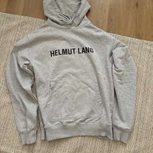 Helmut Lang Hoodie - Tja, säljer denna Helmut Lang Hoodie i nyskick. Hoodien är i storlek M men sitter lite oversized. Inga defekter eller liknande på hoodien. Skriv ifall du undrar något, Kvitto finns!