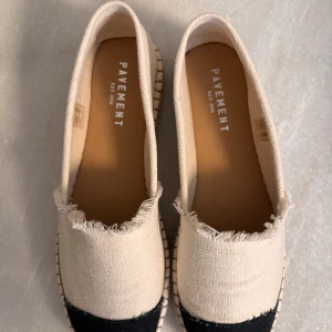 Nya! Pavement Loafers strl 38/39 - Helt nya Loafers från Pavement strl 39. Passar även strl 38.  Nypris: 1000 kr