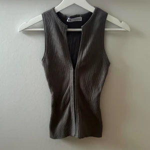 Zara topp - Populär Zara topp, nyskick. Slutsåld och finns inte kvar på hemsidan. Färgen är Khaki
