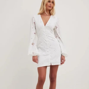 Studentklänning - Superfin, vit studentklänning från NAKD. Helt ny med prislapp endast testad. Slutsåld på deras hemsida.