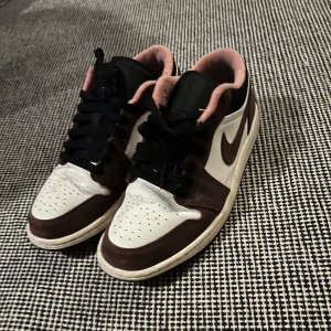 Air Jordan 1 Mocha Low - Skorna är storlek 41/UK 7. De har inte blivit använda så mycket så de är inte så creasade och knappt något smuts på de. Pris kan diskuteras 