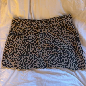 Leopardkjol - Jätte snygg jeanskjol med leopardmönster. Aldrig använd då den är för liten. Midjemåttet är 37 cm rakt över.  Köpare står för frakt🩷