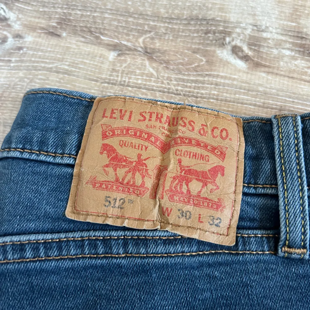 Ett par jeans i absolut topp skick och som dessutom har en extremt snygg tvätt. Nypriset på dessa jeans ligger på runt 1000kr. Längden på byxorna är 96cm och midjan 39cm jämför gärna med ett par egna och sen är det fritt fram att använda ”köp nu”.. Jeans & Byxor.
