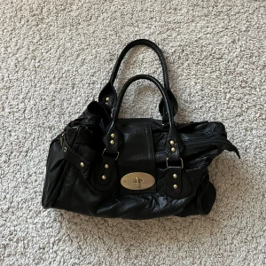 Vintage handväska  - Såså snygg handväska med fina detaljer! Köpt second hand men har själv endast fåtal gånger. Lite sliten/skrynklig på en del av utsidan men annars fin💕