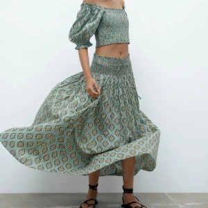 Långkjol från Zara - Långkjol från Zara i storlek XS men den skulle passa up mot M. På själva snöret har lite tråd o pärlor gått av på ena, med utöver det fint skick! Den är ungefär 100 cm från midjan till slutet av kjolen, längst ner.  