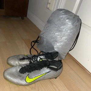 Nike Mercurial Vapor - Nike Mercurial Vapor köpta förra sommaren. Extremt bra skor med hög kvalitet. Köpta för 3149 kr på unisport shop i Stockholm. Den sköna ytan på skon gör att touchen blir perfekt. Hör av er för fler frågor. 