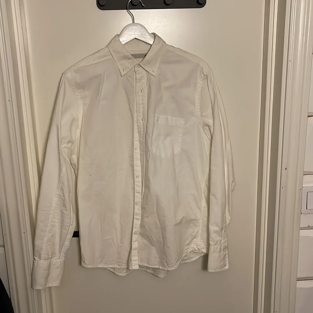 En vit skjorta från Lager 157, storlek Medium . Skjortor.