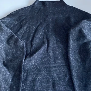 Tröja - Svart lite glittrig tröja. Som ny. Stl M