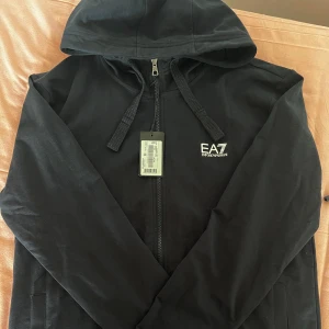 Emporio Armani 7  - Oanvänd, ganska tunn så de inget varmt passar bra nu under våren och sommaren om de blir kyligt.