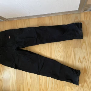 Svarta Dickies Jeans - Svarta dickies jeans i storlek 30/32, använt några gånger, bra skick