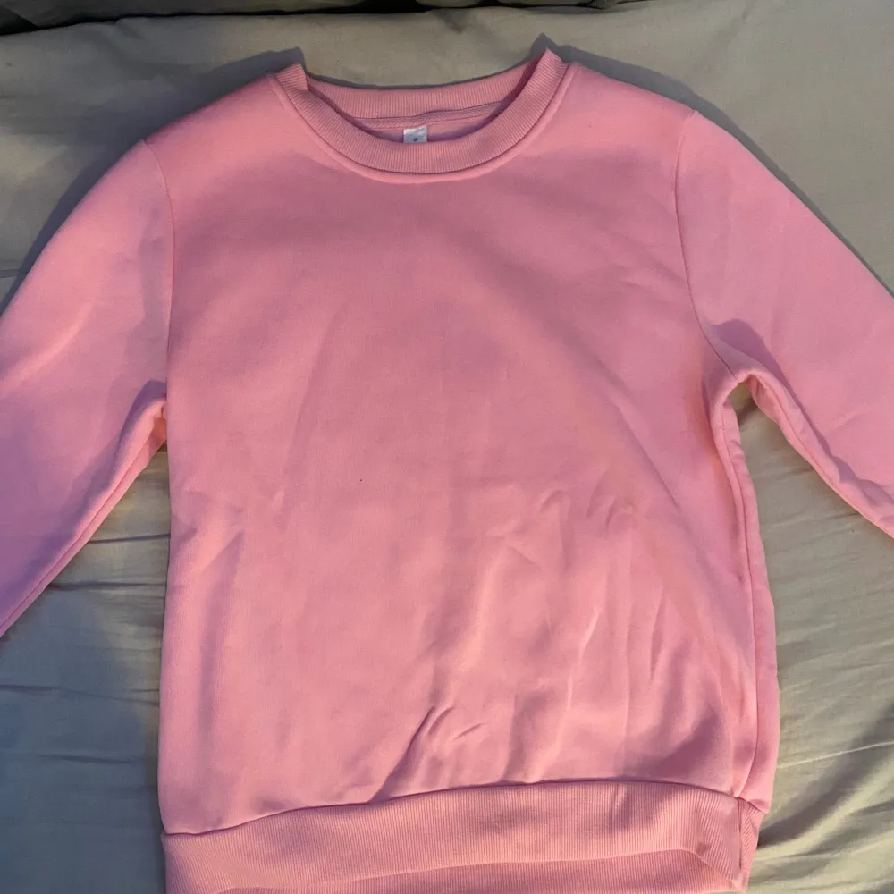 Jättefin rosa sweatshirt som är i bra skick, och är storlek S✨ Vet ej vart den är köpt, har haft oanvänd i min garderob i ungefär ett år nu. . Tröjor & Koftor.