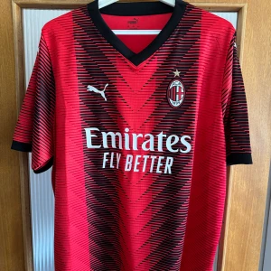 Nyköpt Puma fotbolls Jersey - Köpt nyligen. Storleken passar inte och därför säljs . Ny, oanvänd. Storlek 2XL.