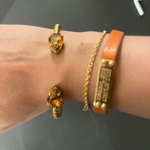 Så najs armband från Caroline svedbom, i superbra skick. Kom privat om du är intresserad av fler bilder🧡🧡