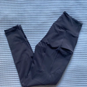 Avie Cheval Ridbyxor - Avie Cheval Active Breeches Grey strl S. Halvskodda. Nypris är 799kr, 600kr eller bud. Helt nya!