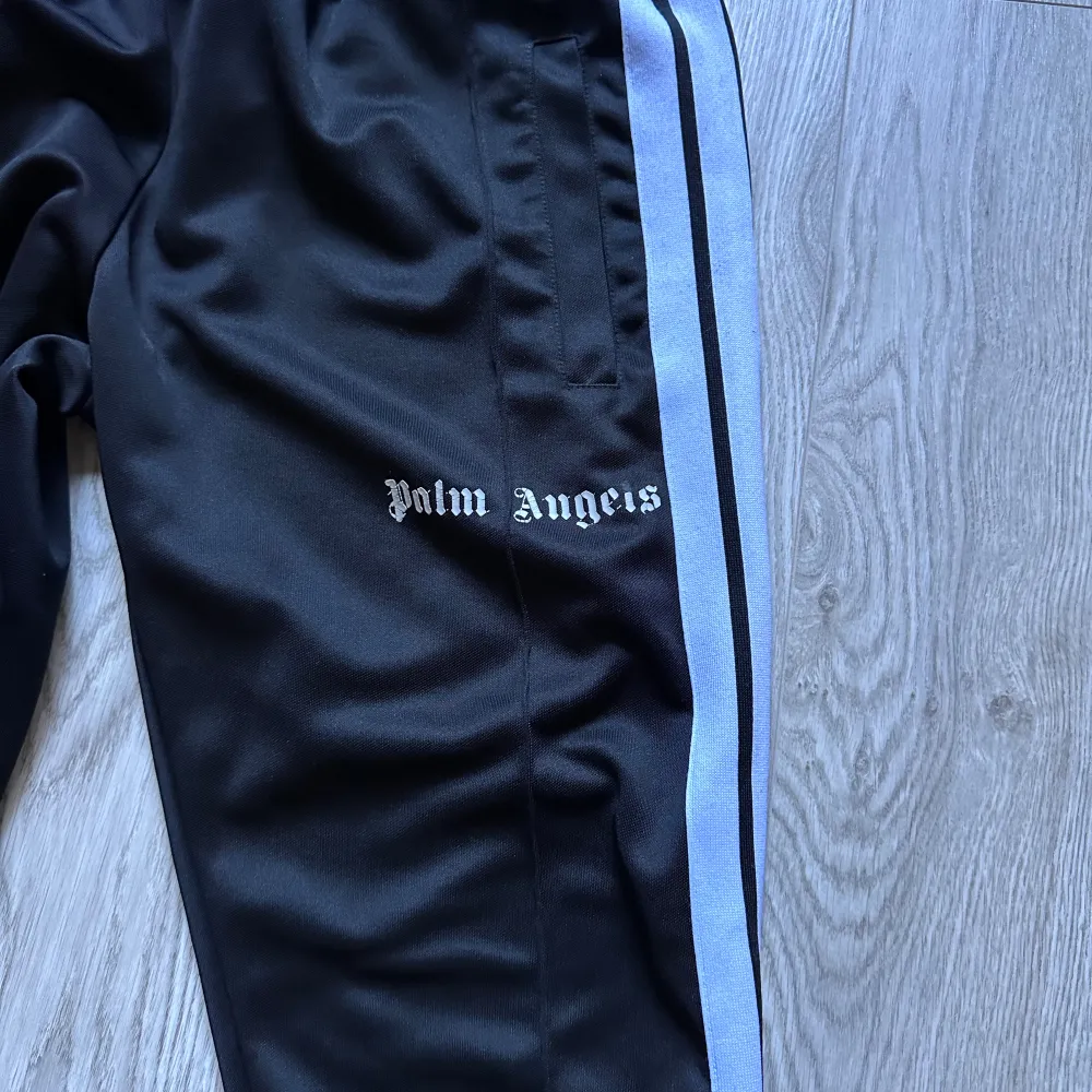 Svarta palm angels byxor i storlek S,tyvärr har sömmen släppt på ett ställe(se bild)men inga problem att laga för den som kan!. Jeans & Byxor.