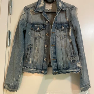 Jeansjacka  - En jeans jacka i storlek XS. Är i bra skick. Jätte fin till sommaren☺️