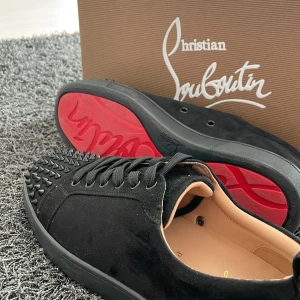 Christian Louboutins Junior - Tja! Säljer ett par riktigt schyssta Louboutins i storleken 43. Skorna är givetvis äkta där kvitto och og box tillkommer vid köp!⚡️Skorna är i gott skick och är extremt sparsamt använda (8/10). Pris ej hugget i sten. Dm för kvitto osv⚡️🍾