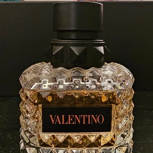 Valentino Donna born in Roma Coral Fantasy - 50ml Coral fantasy, parfymen är anvönd ett par gånger bara. Säljea nu vidare då den inte används. 