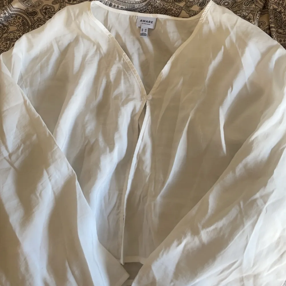 Nu säljer jag min vita tröja/topp som är för öppen och därför aldrig haft chansen att använda den, den har inga fläckar eller skador. Tyvärr aldrig kommit till användning men super fin nu inför sommaren!😊 den är i strlk XS men passar mig har S/M. Blusar.