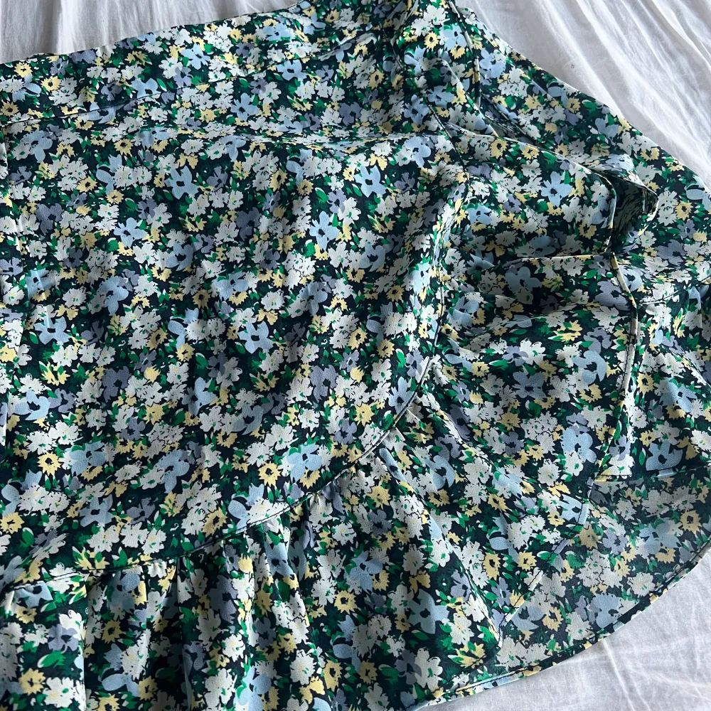 jättefin blommig kjol med volanger från vila som man knyter i midjan, storlek 34 och fint skick!. Kjolar.