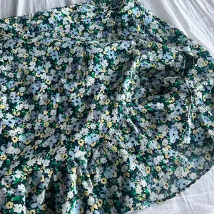 jättefin blommig kjol med volanger från vila som man knyter i midjan, storlek 34 och fint skick!