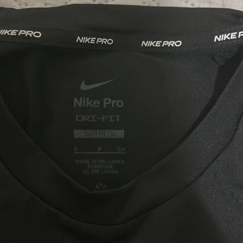 Svart Nike pro träningslinne, tight fit. Skick 10/10 oanvänd med storlekslappen kvar. Säljer den för att jag inte använder den. Sport & träning.