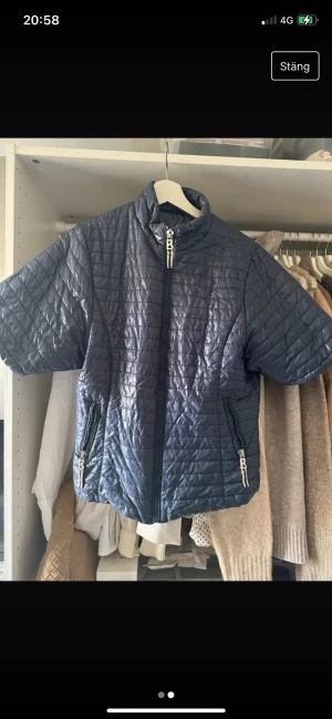 Trekvarts ärmad jacka  - Jätte fin tre kvart ärmad jacka! Köpt secend hand! 