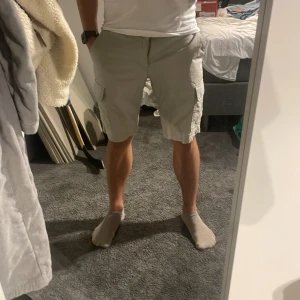 Tommy hilfiger cargo shorts - Snygga cargo shorts som är helt nya, enbart testade. Säljer då de inte riktigt är min smak på shorts. Storlek 31, passar mig som är 176 och väger 70 kg, Vid eventuella frågor tveka inte på att kontakta mig!