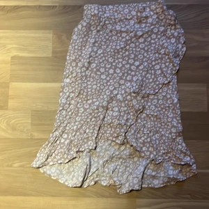Kjol från Kappahl storlek 146/152 - Super fin beige kjol bra till sommaren 