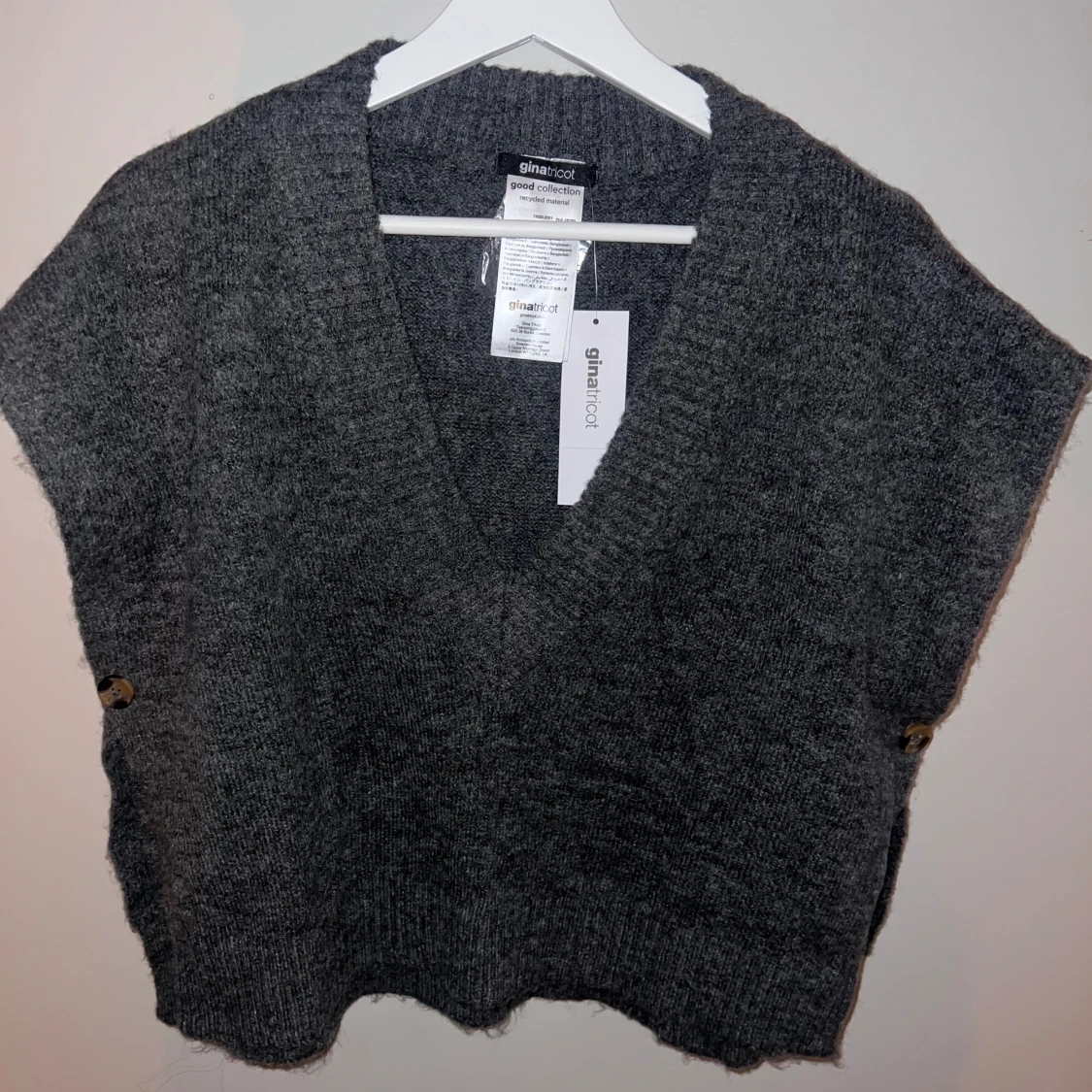Mörkgrå stickad väst