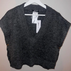 Mörkgrå stickad väst - Aldrig använd 