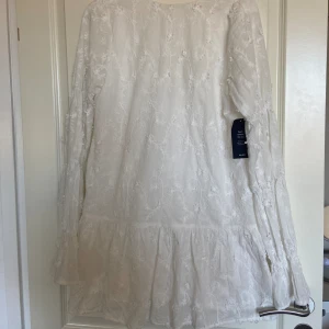 NA-KD vit klänning  - Säljer denna fina klänning från Nakd , den är helt slutsåld… klänningen är aldrig använd och helt ny (lapparna sitter kvar). 🩷🤍