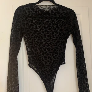 Spets body - En fin spetsbody med leopard mönster 🐆🪩