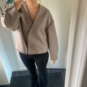 Vårjacka 🌸 - Inga defekter och bara använt 1 gång, så fin och passar till mycket❣️🤗