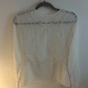 Vit blus med broderier  - Säljer en väldigt söt blus från angelboy köpt begagnat och i storlek s då den inte passade mig.